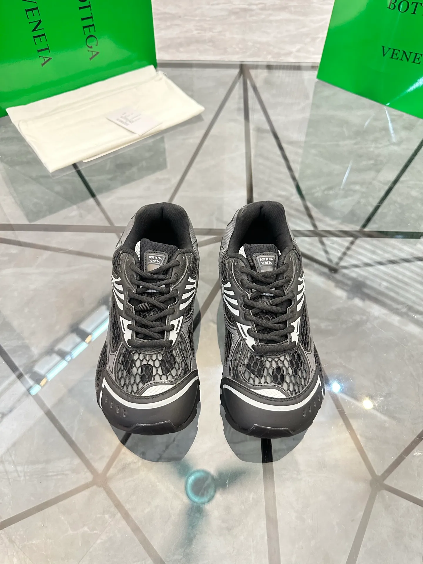 Factory men's shoes 💰: 620💰 (top version) BV Orbit sneakers Wang Yibo's same style couple's dad shoes Runner sneakers, made of lightweight technical mesh fabric. Matched with geometric pattern designed rubber outsole Wang Zha series high version Look for the package craftsmanship The actual height is much higher, but the legs are still slim. Very nice and playable and durable Matching to the standard 💯 Package shoe technology Look for the high version The outsole is made of color-blocked TPU outsole Women's model 35 36 37 38 39 40 41 (40 41 customized) Men's model 38 39 40 41 42 43 44 45. (Customized size 38 45.46) No. H345